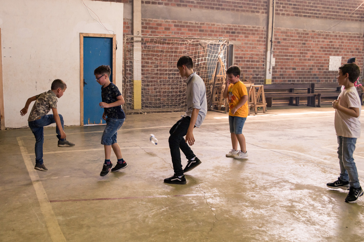 Festa de Primeira Comunhão - Muda Boi - jogando futebol com uma garrafa pet, uma bola diferente