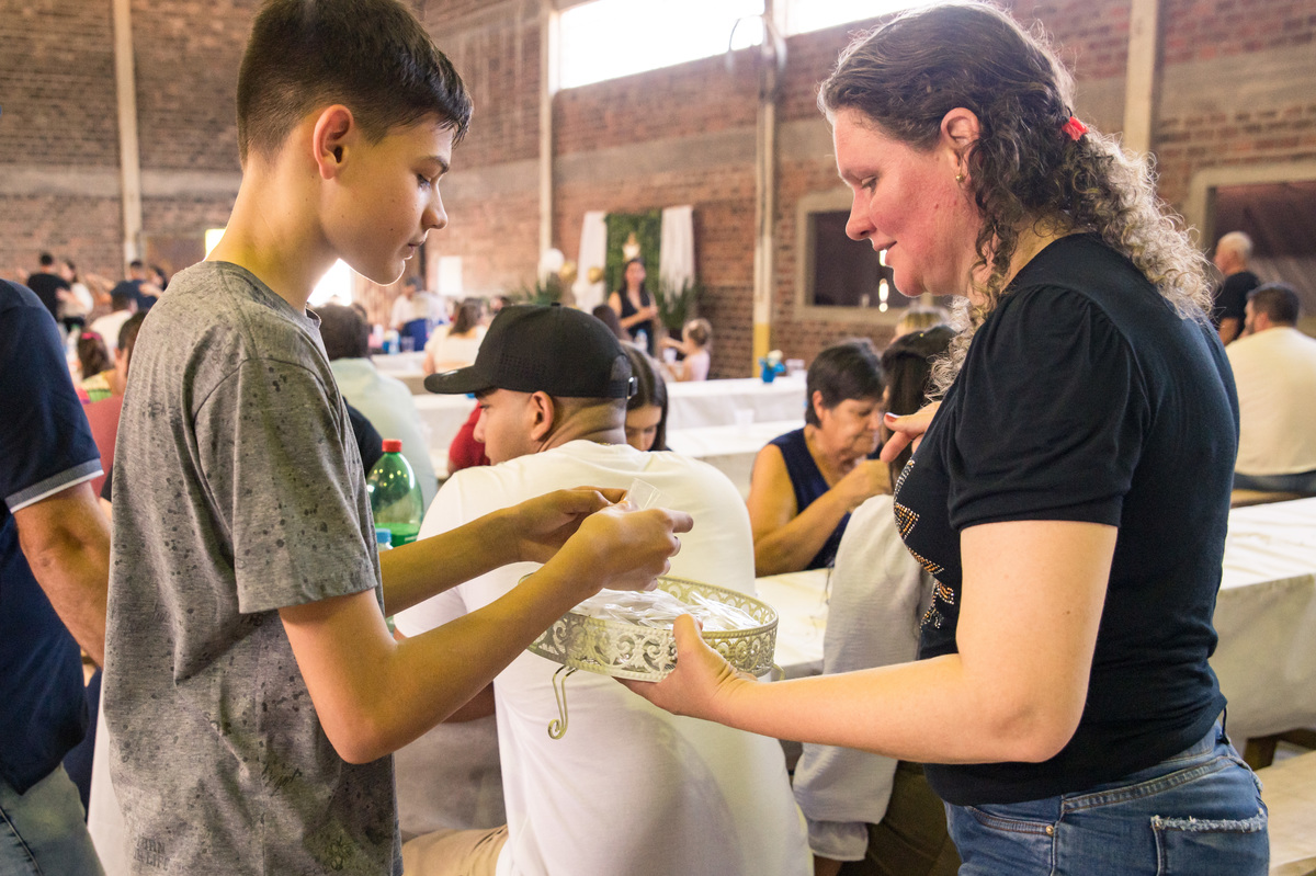 Festa de Primeira Comunhão - Muda Boi - distribuindo as lembrancinhas