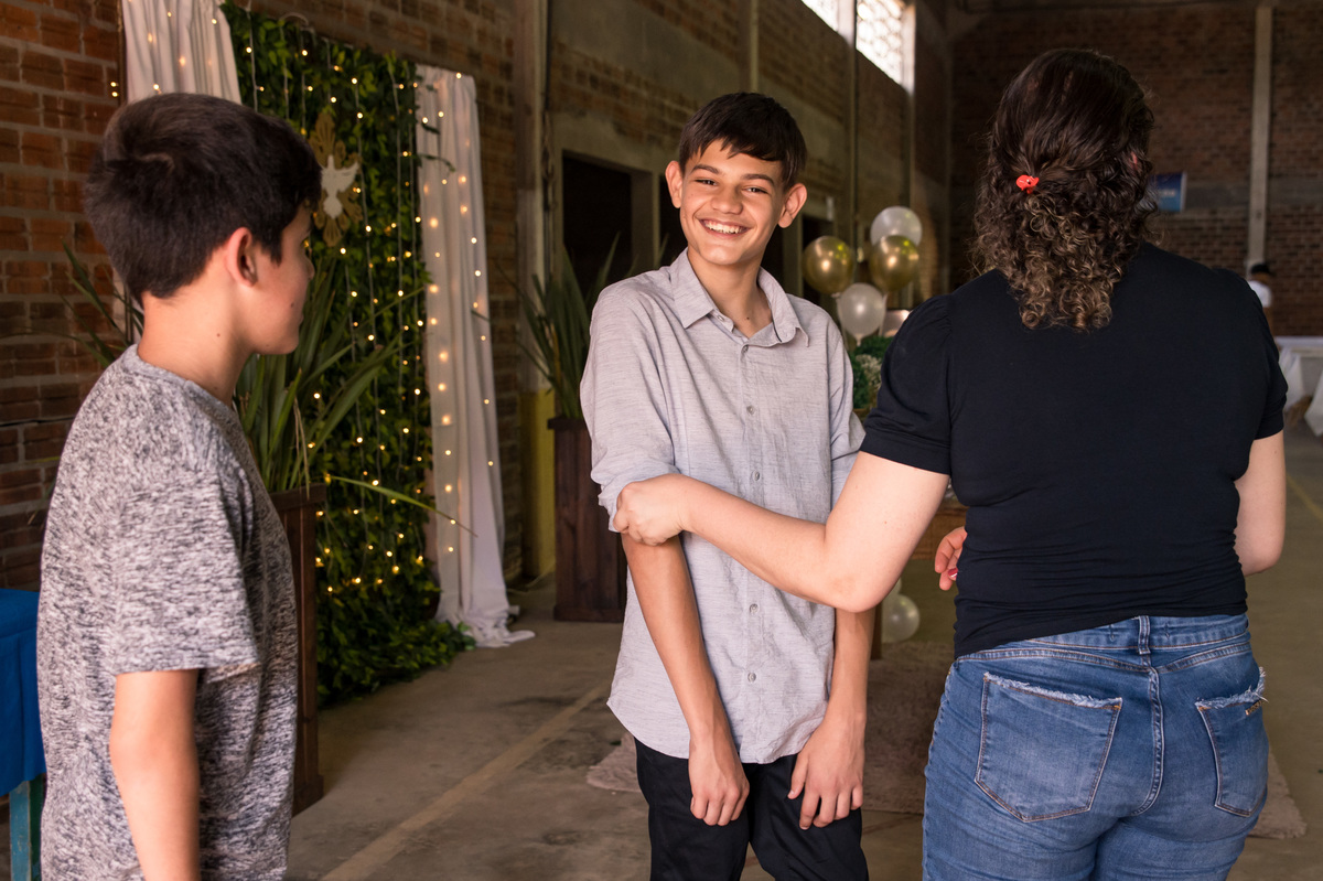 Festa de Primeira Comunhão - Muda Boi - mãe arrumando o filho
