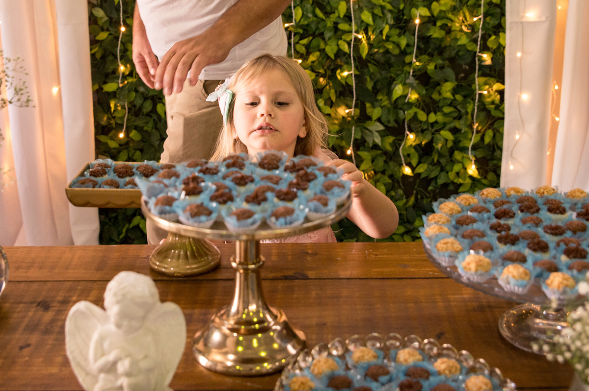Festa de Primeira Comunhão - Muda Boi - criança roubando docinho