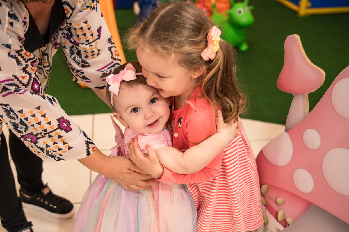 festa de aniversário de um ano - crianças se abraçando