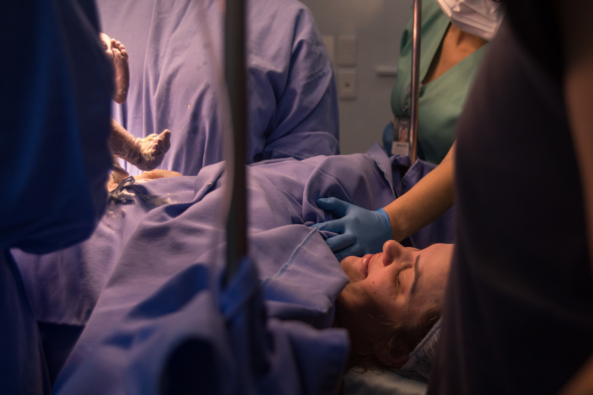 documental de parto - mãe vendo o bebê pela primeira vez