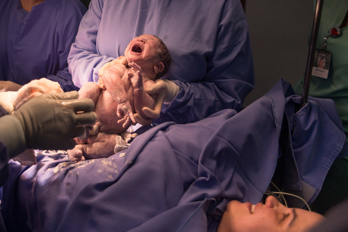 documental de parto - mãe vendo o bebê pela primeira vez