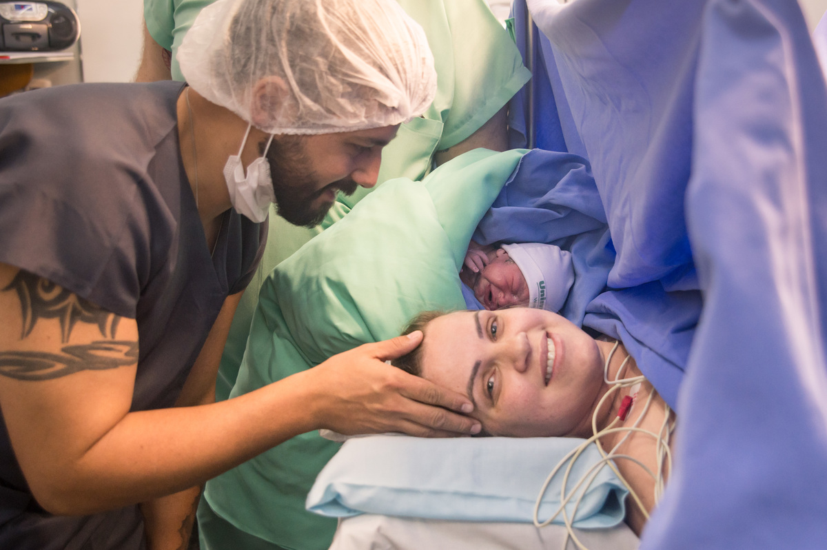 documental de parto - pais vendo o bebê pela primeira vez, pai fazendo carinho na mãe