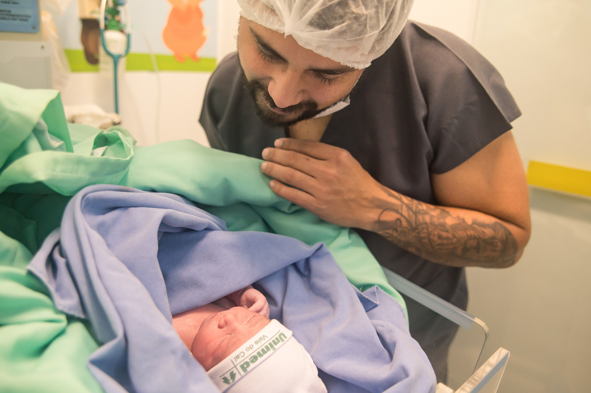 documental de parto - pai admirando o bebê recém nascido