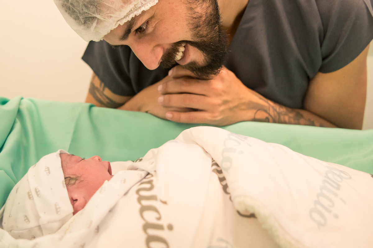 documental de parto - pai admirando o recém nascido