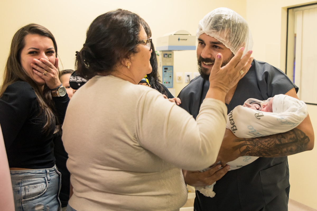 documental de parto - família vendo o recém nascido pela primeira vez