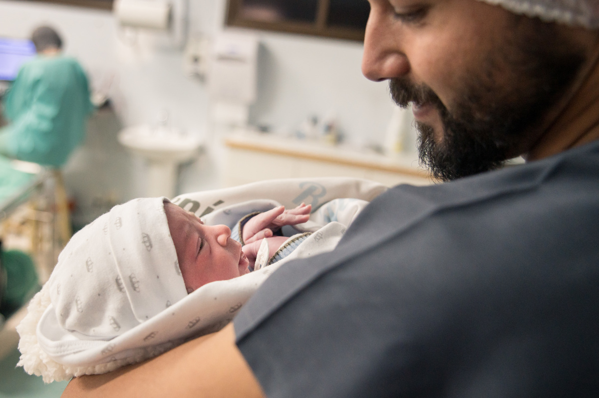 documental de parto - pai com o recém nascido no colo