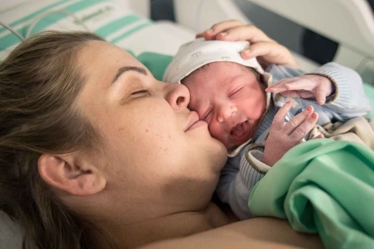 documental de parto - contato pele a pele, mãe e recém nascido