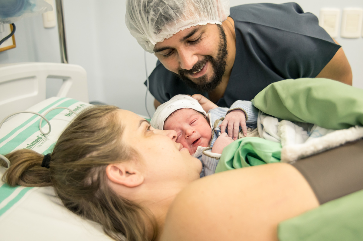 documental de parto - contato pele a pele, mãe e recém nascido