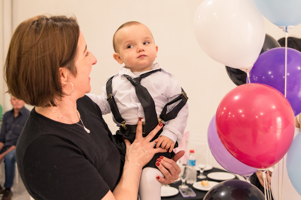 Festa de aniversário infantil - criança com expressão espontânea