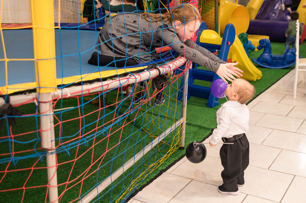 Festa de aniversário infantil - crianças na cama elástica