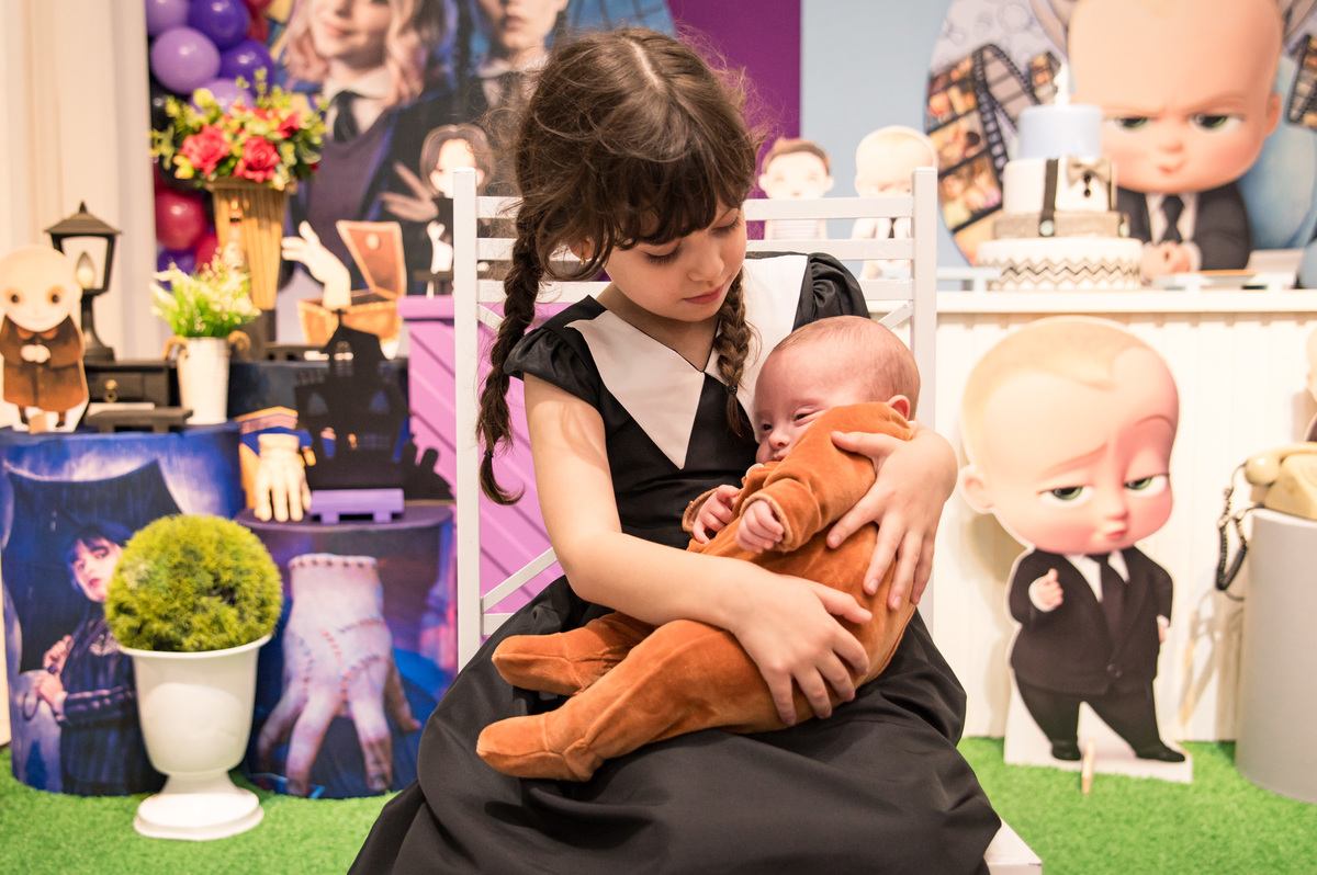 Festa de aniversário infantil - menina com bebê no colo