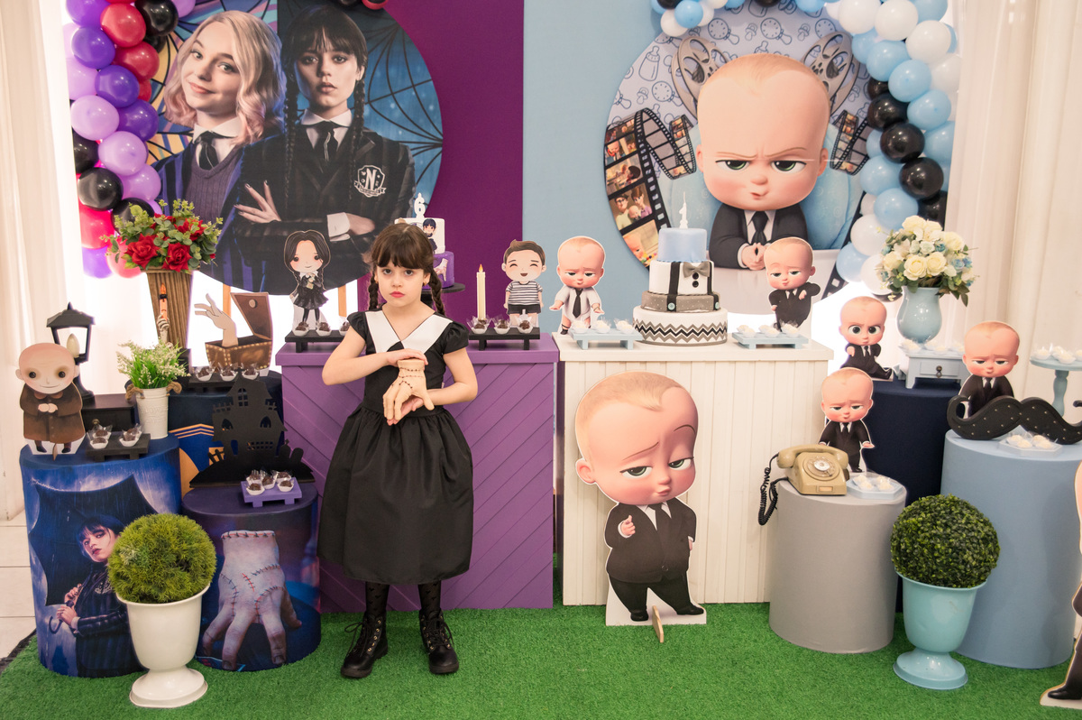 Festa de aniversário infantil - criança na decoração Wandinha com a mãozinha da família Adams