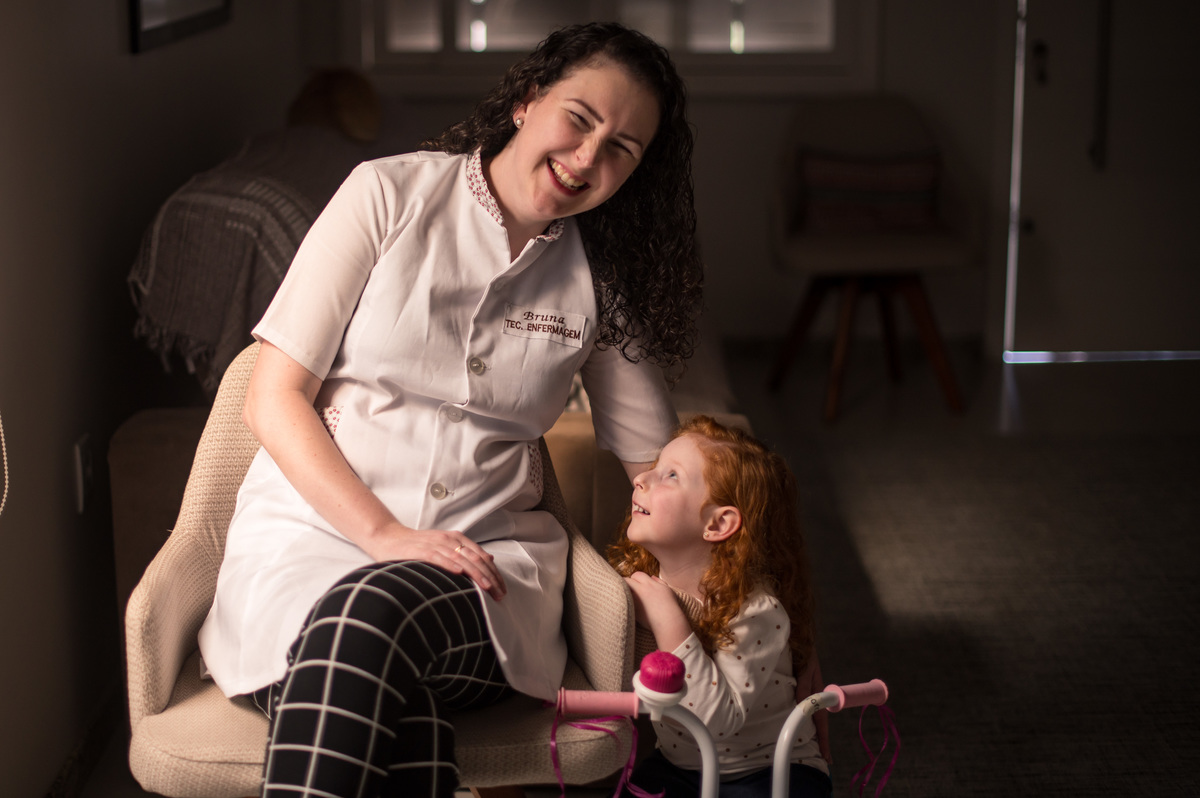 Ensaio de família em casa - mãe e filha