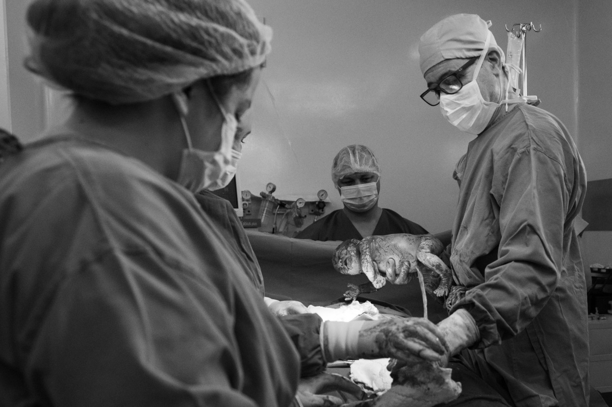 foto de nascimento de uma bebê