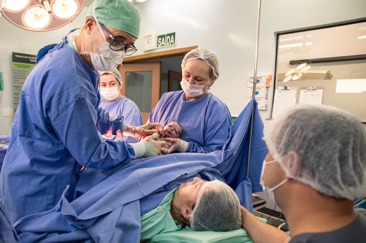 foto de nascimento de uma bebê