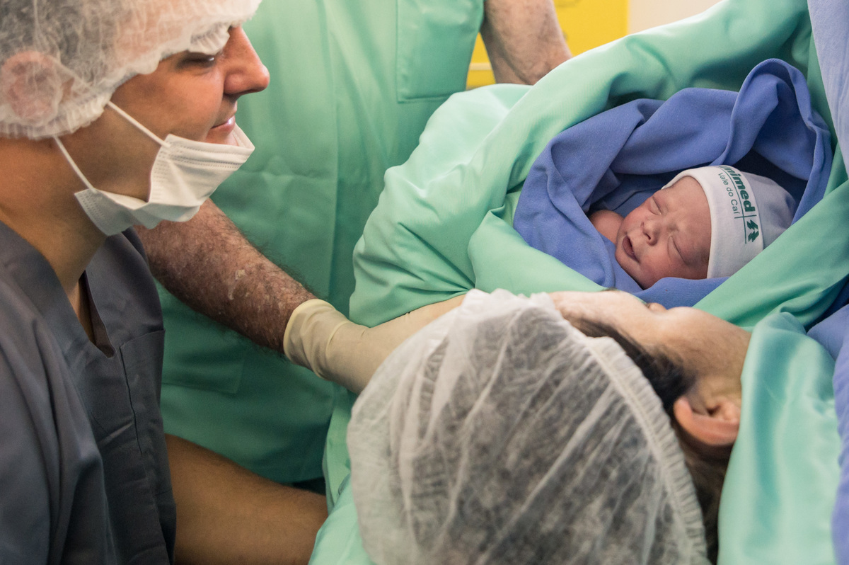 foto de nascimento, bebê parece sorrir