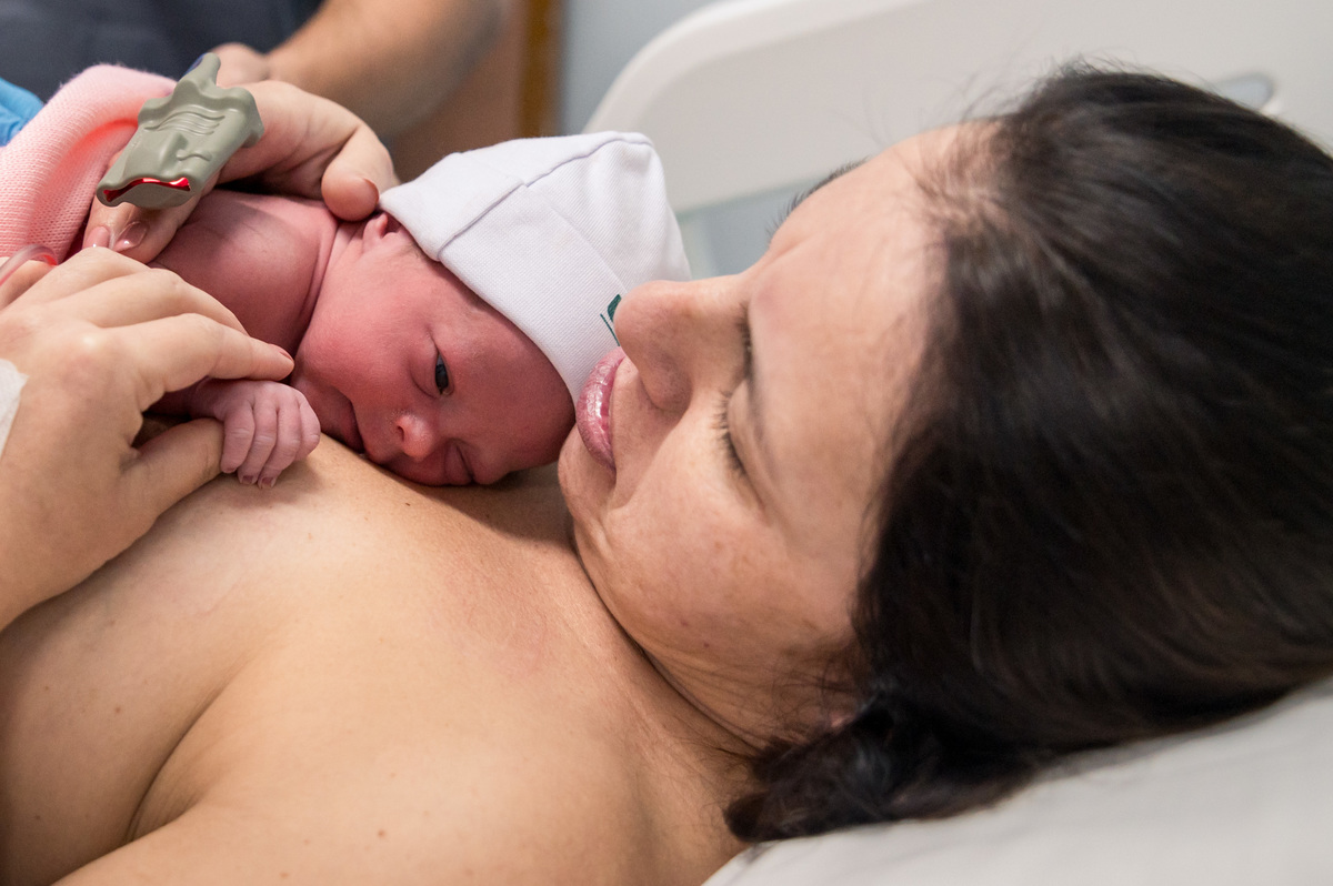 foto de nascimento, primeiro contato pele a pele, bebê e mamãe
