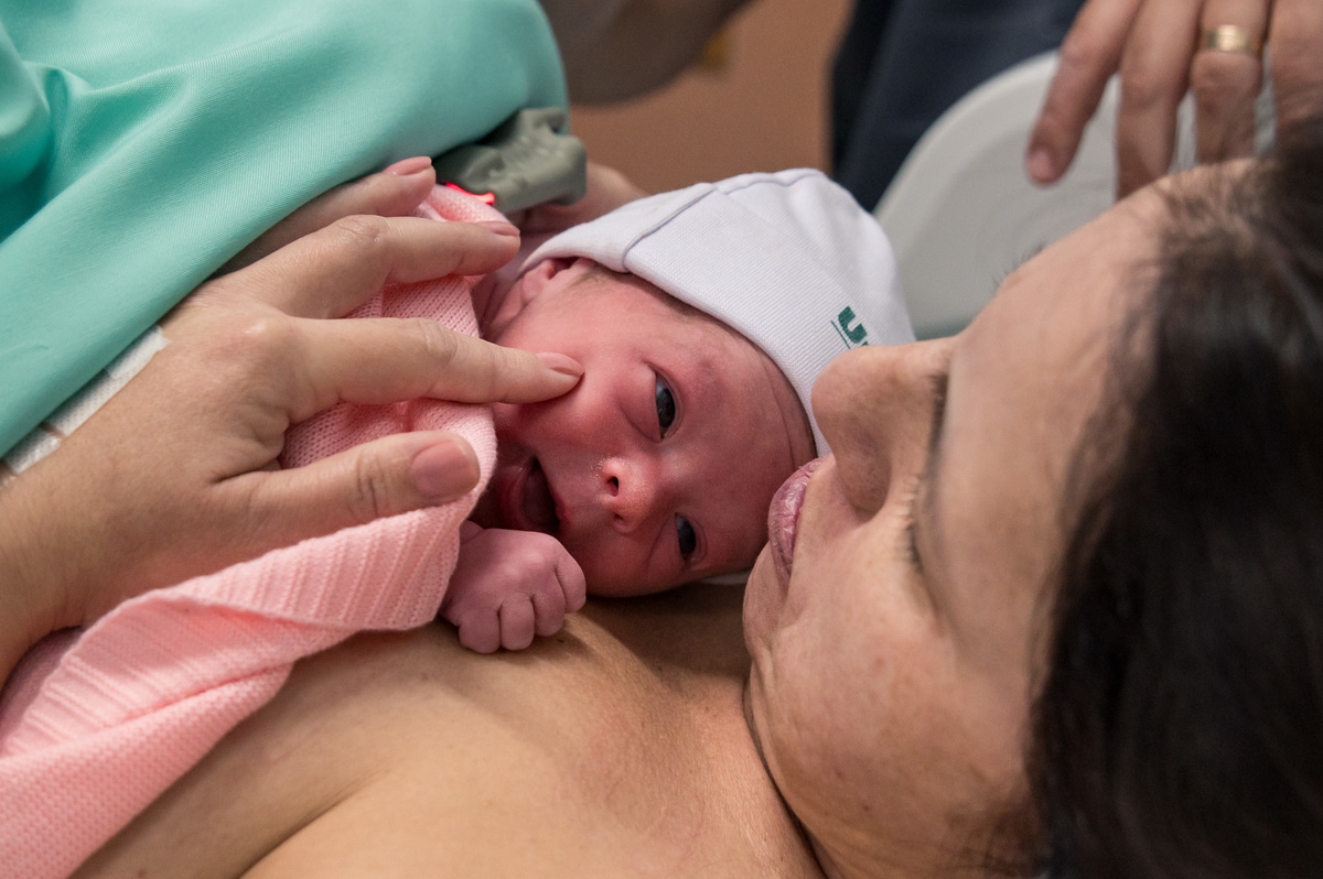 foto de nascimento, primeiro contato pele a pele, bebê e mamãe