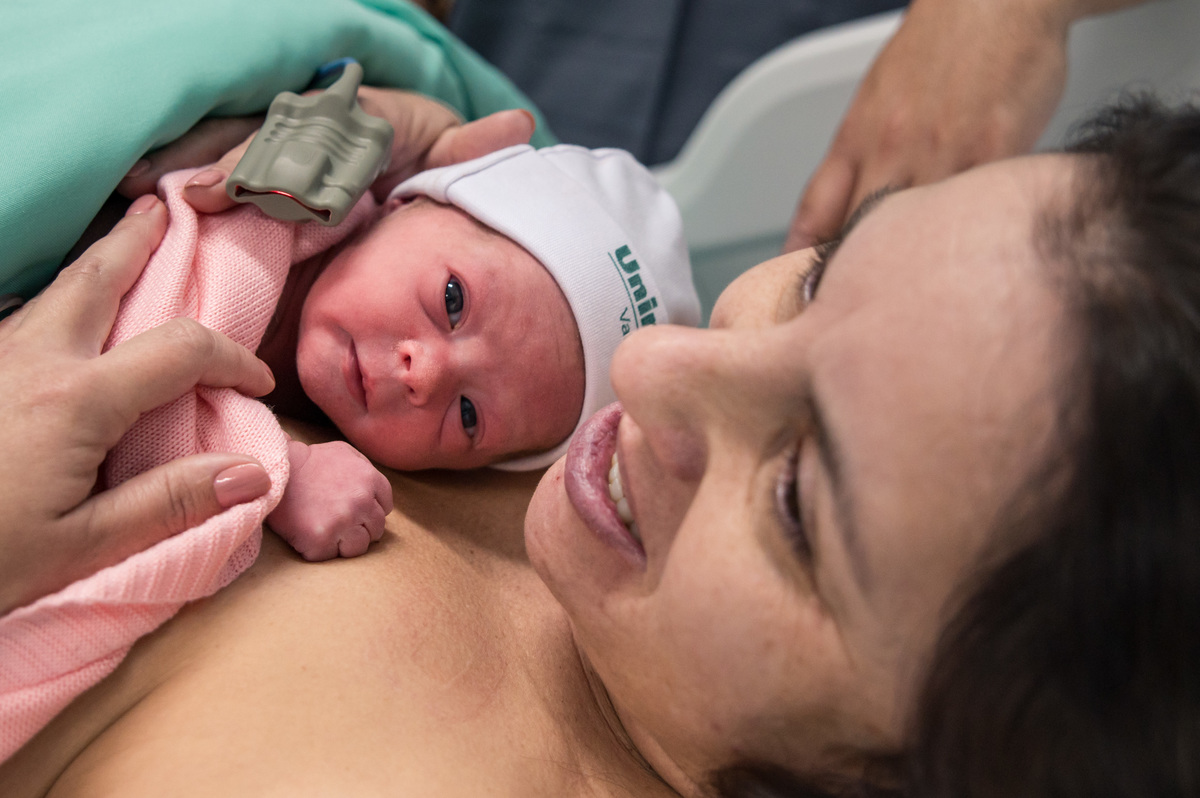 foto de nascimento, primeiro contato pele a pele, bebê e mamãe