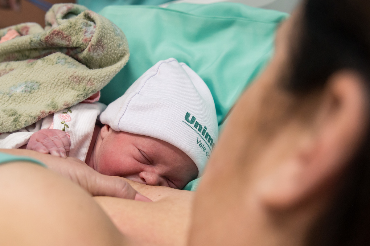 foto de nascimento, primeiro mamazinho do bebê