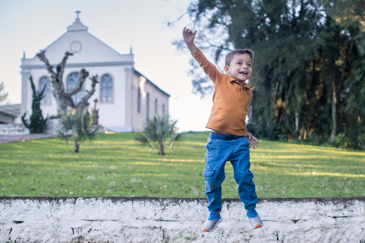 ensaio de família - criança pulando