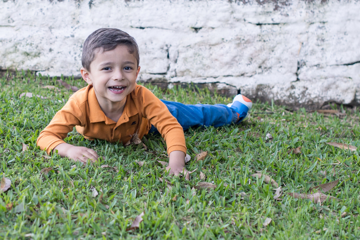 ensaio de família, criança caindo no chão