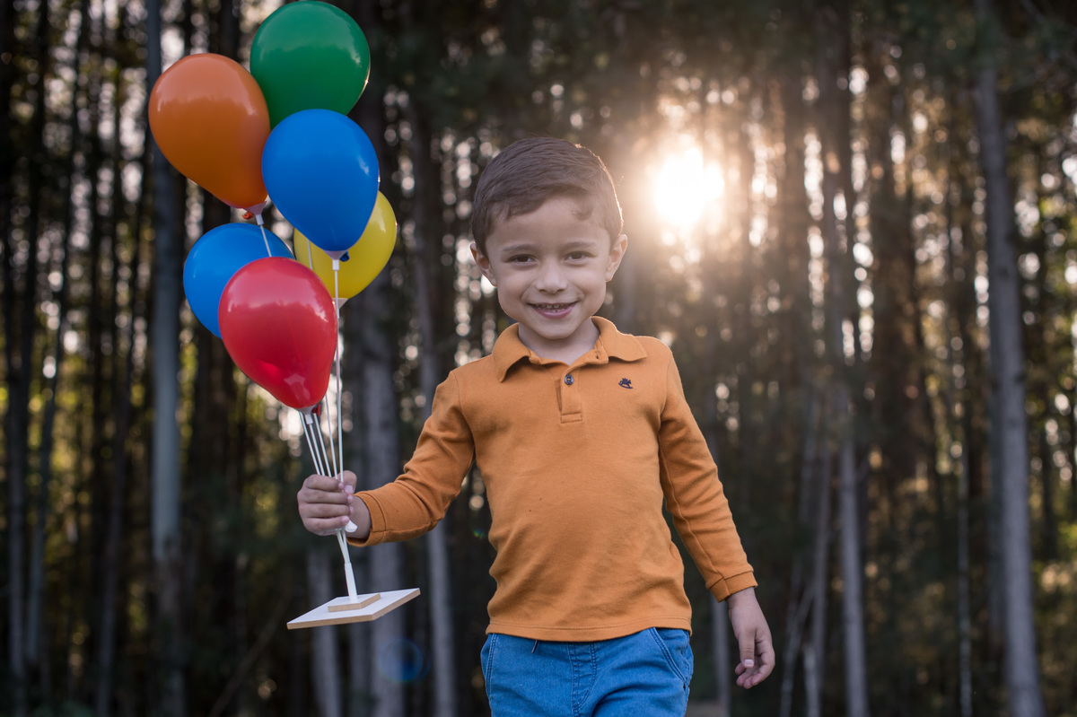 ensaio de família, criança com balões coloridos