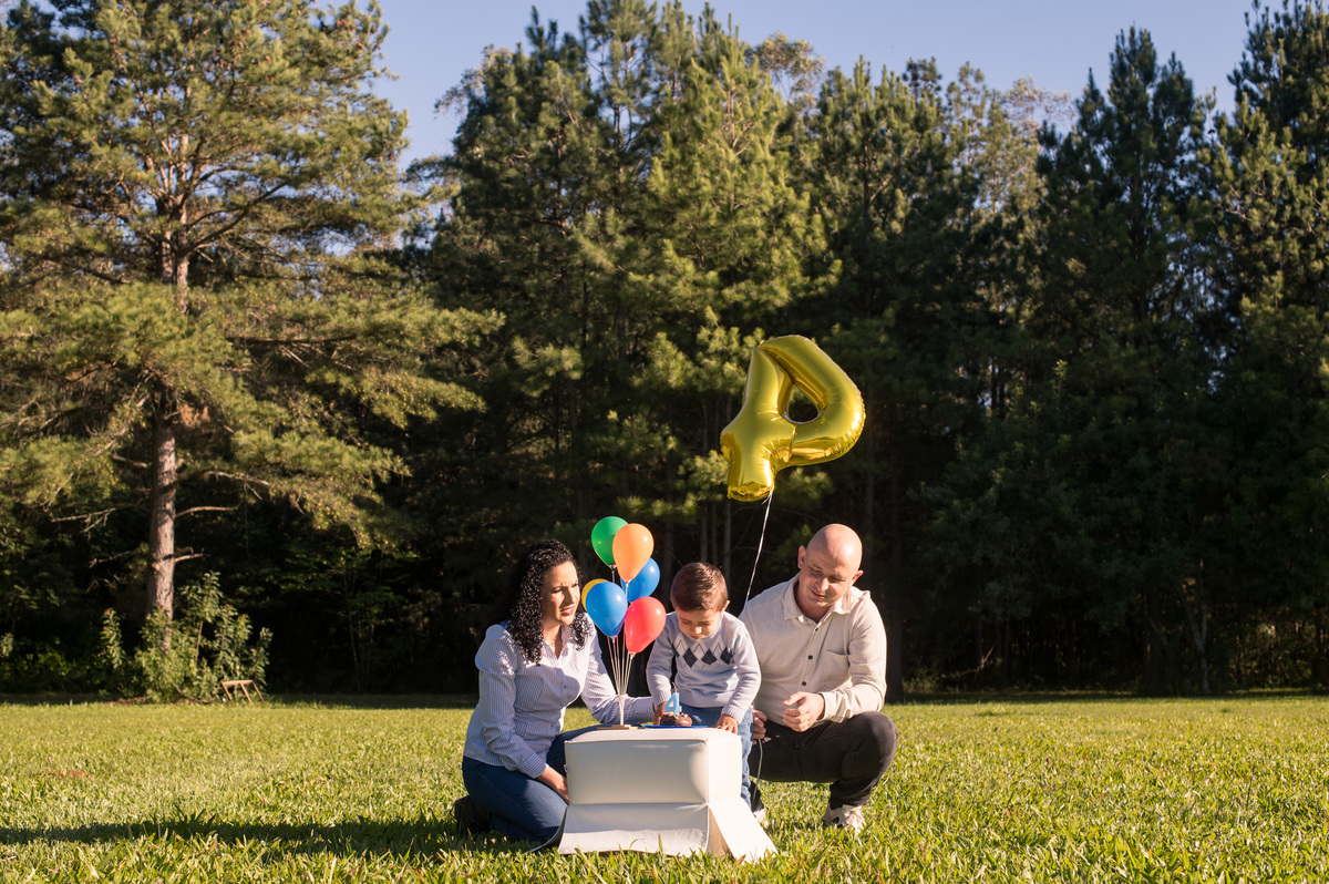 ensaio de família, criança apagando a velinha