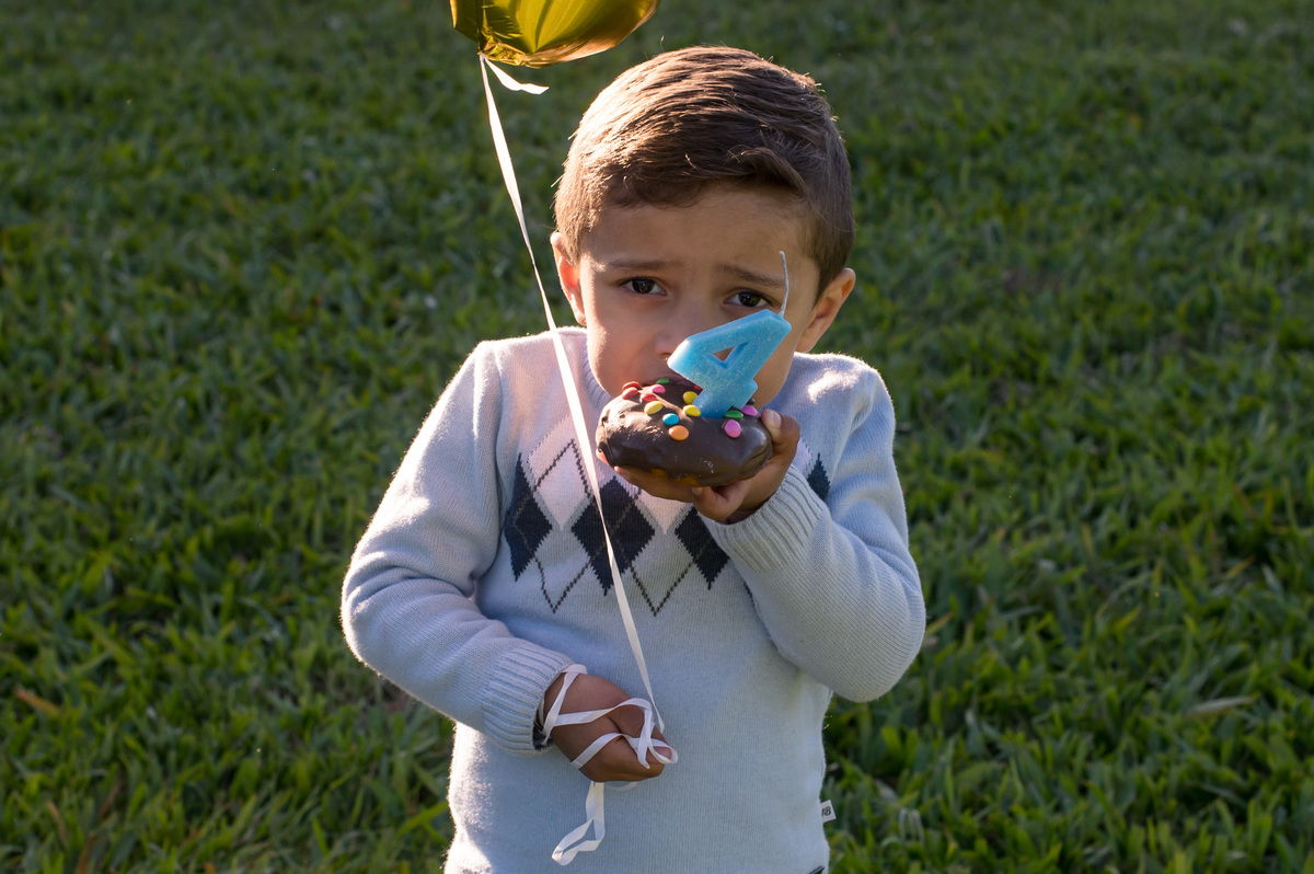 ensaio de família, criança comendo o bolinho de aniversário