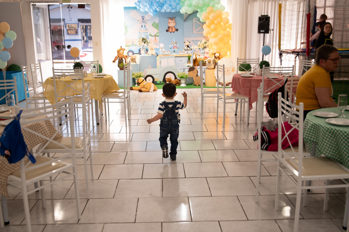 festa de aniversário infantil  - criança correndo