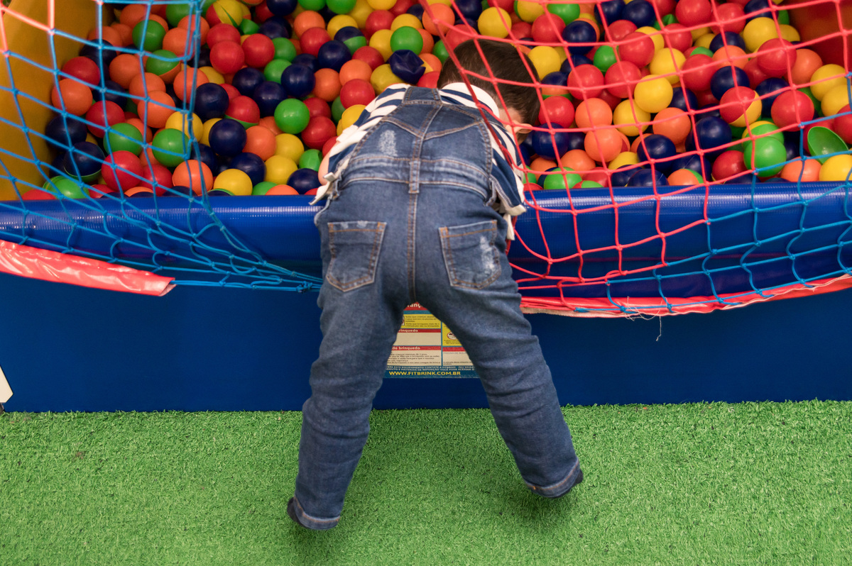 festa de aniversário infantil criança na piscina de bolinhas