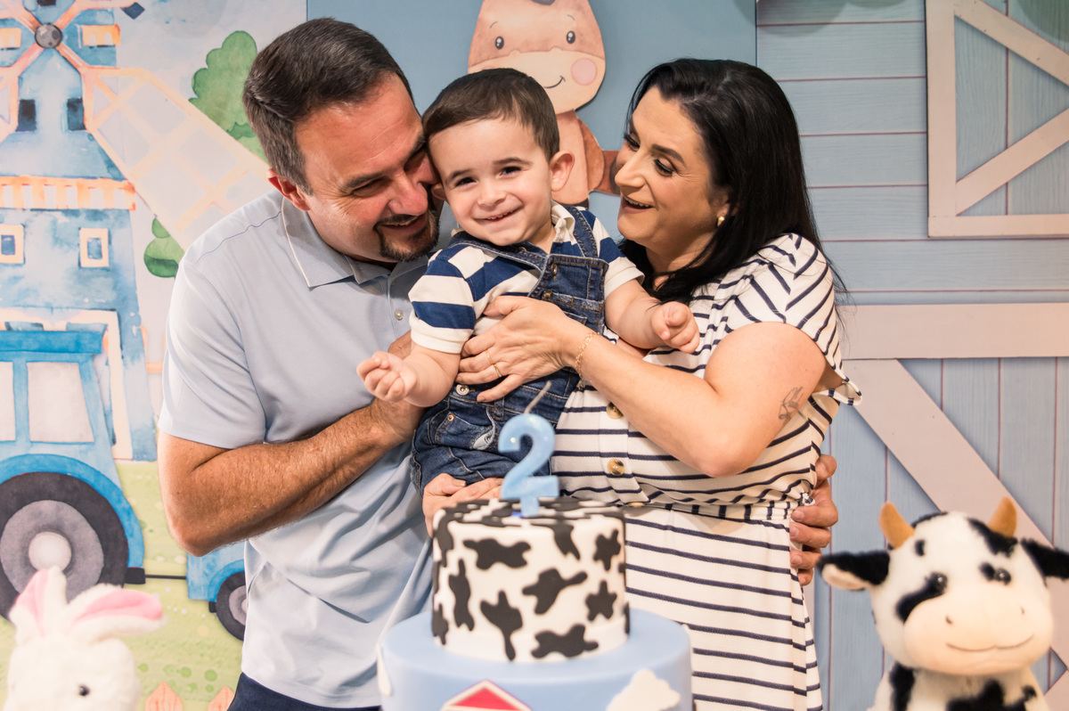 festa de aniversário infantil - foto com os pais na mesa decorada da fazendinha