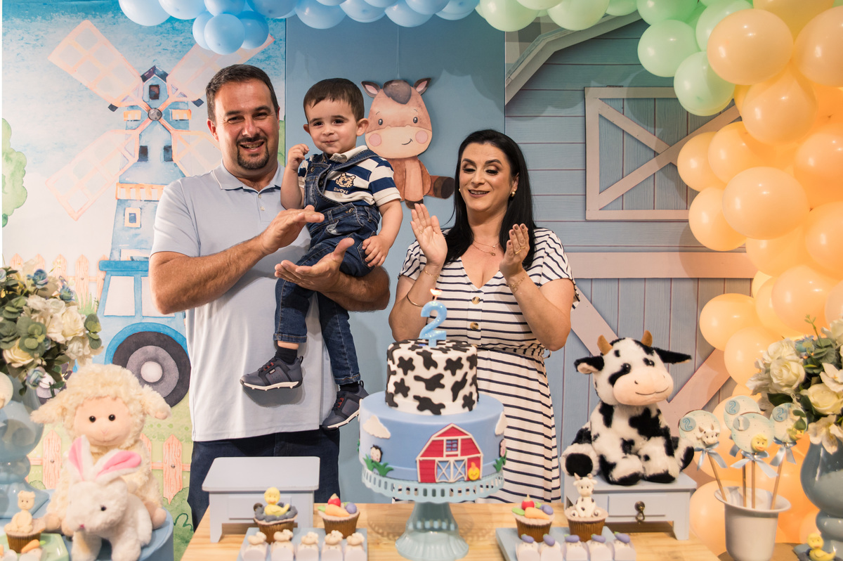 festa de aniversário infantil - cantando parabéns na mesa decorada da fazendinha