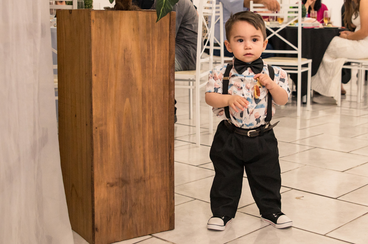 Festa de aniversário infantil - criança com calça, camisa, suspensório e gravata borboleta