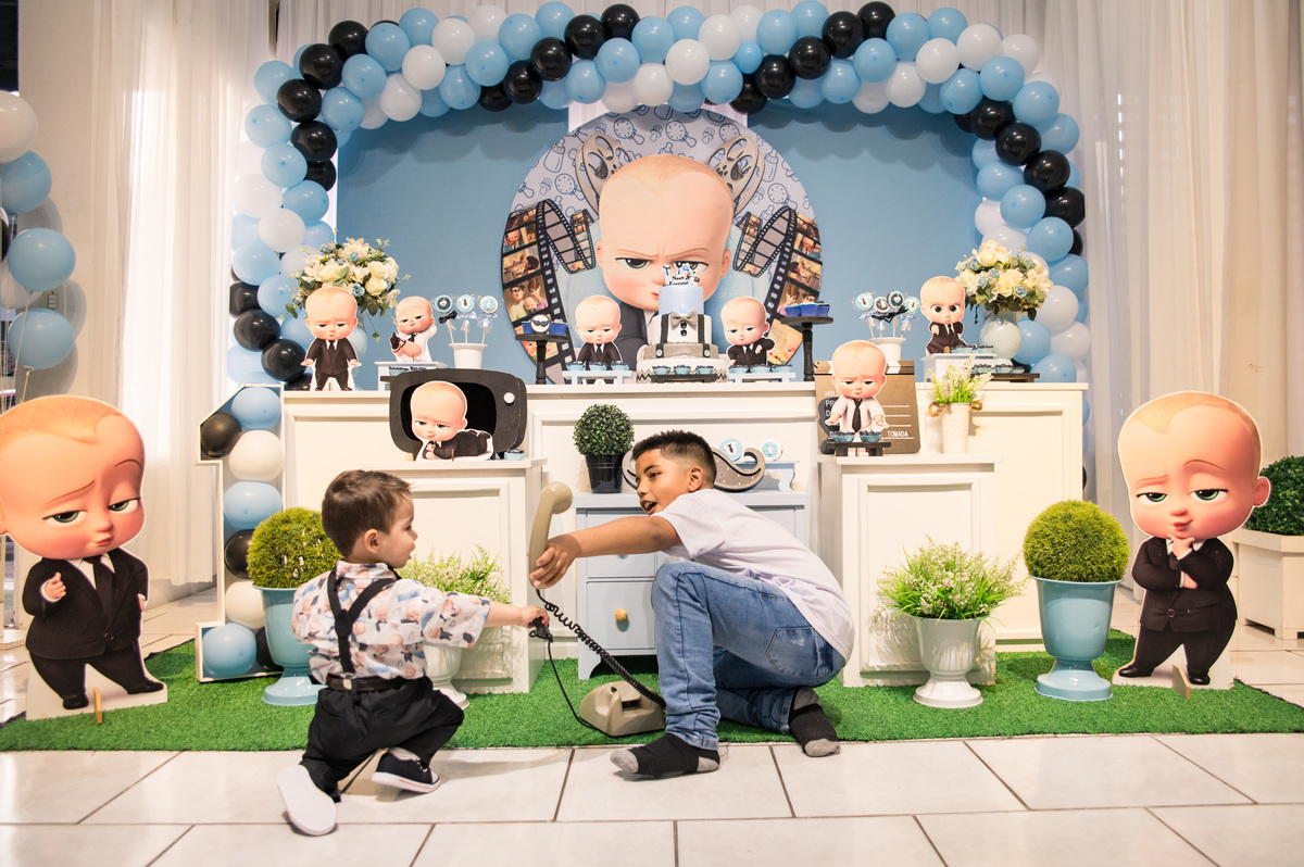 Festa de aniversário infantil - crianças brincando na decoração de poderoso chefinho