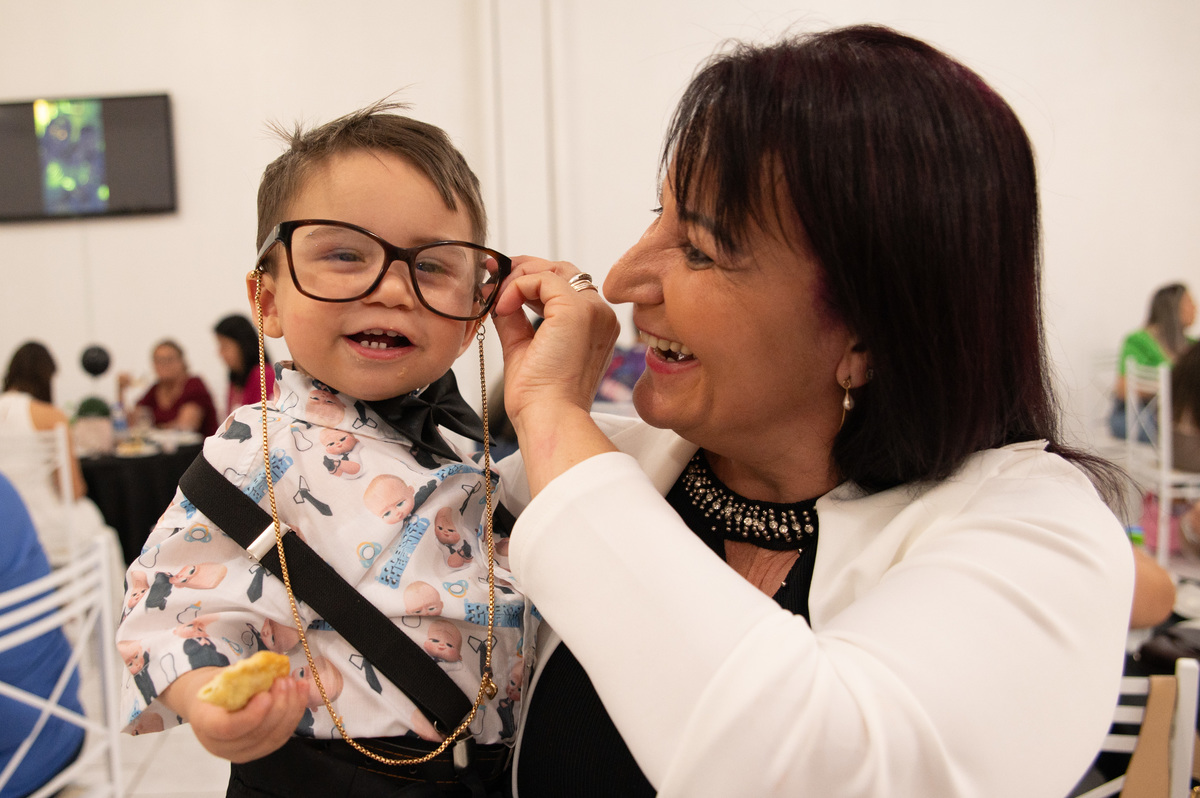 Festa de aniversário infantil - bebê brincando com óculos