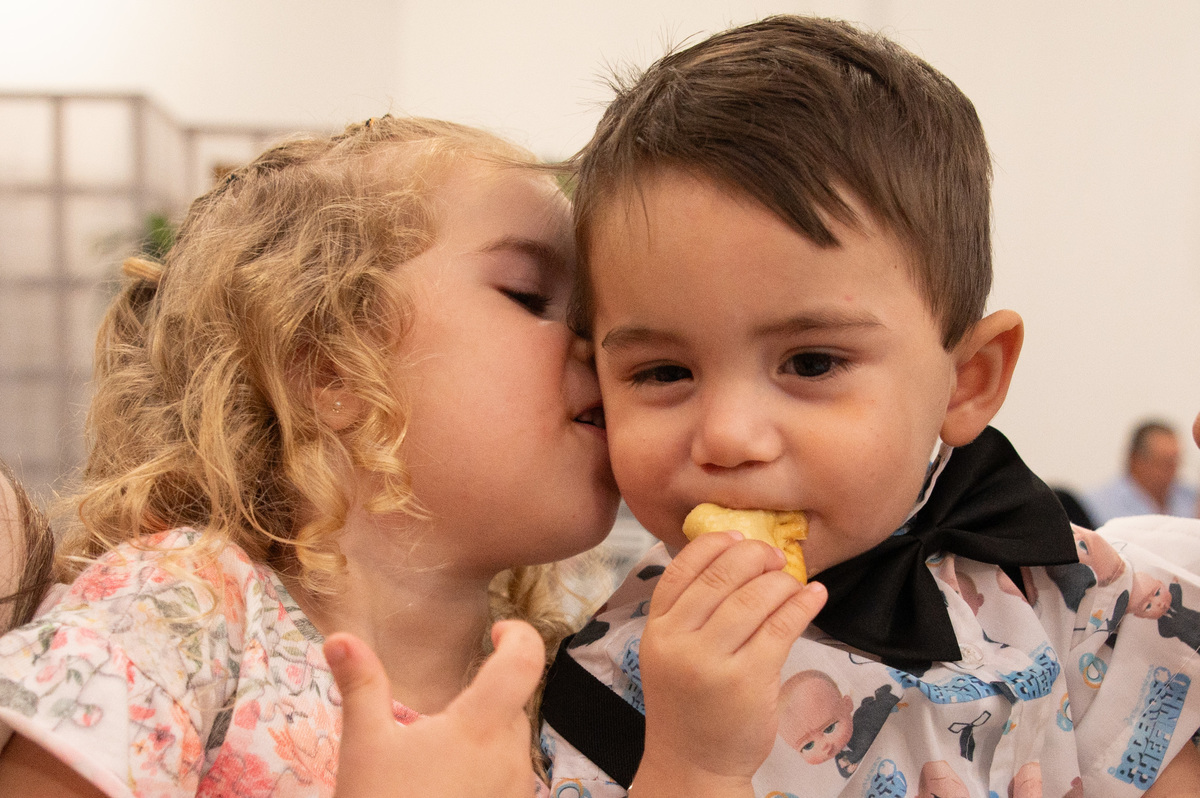 Festa de aniversário infantil  - crianças trocando beijinhos