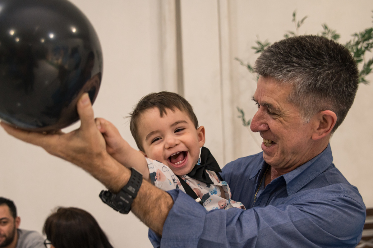 Festa de aniversário infantil - criança brincando com balão