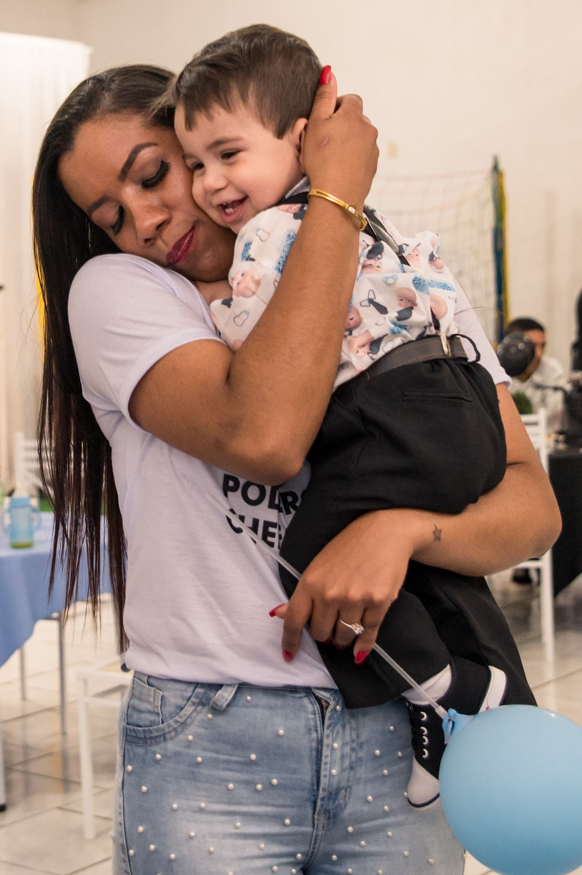 Festa de aniversário infantil - criança no colo da mãe