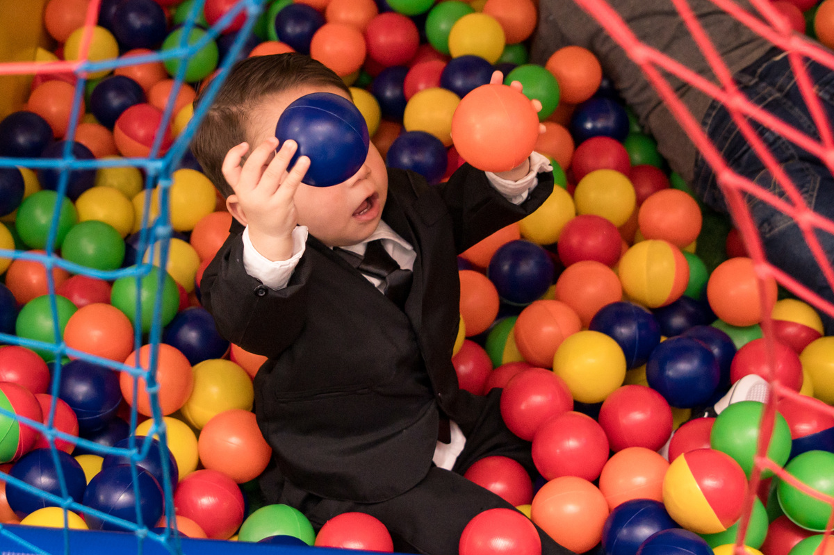 Festa de aniversário infantil - criança brincando na piscina de bolinhas