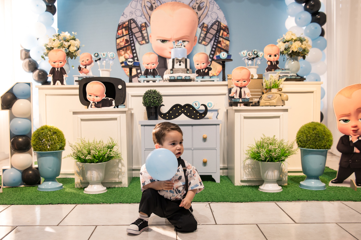 Festa de aniversário infantil - criança com balão na decoração do poderoso chefinho