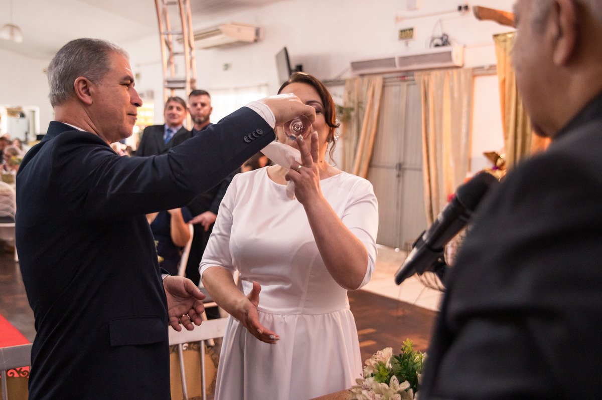 casamento - noivo dando vinho para a noiva