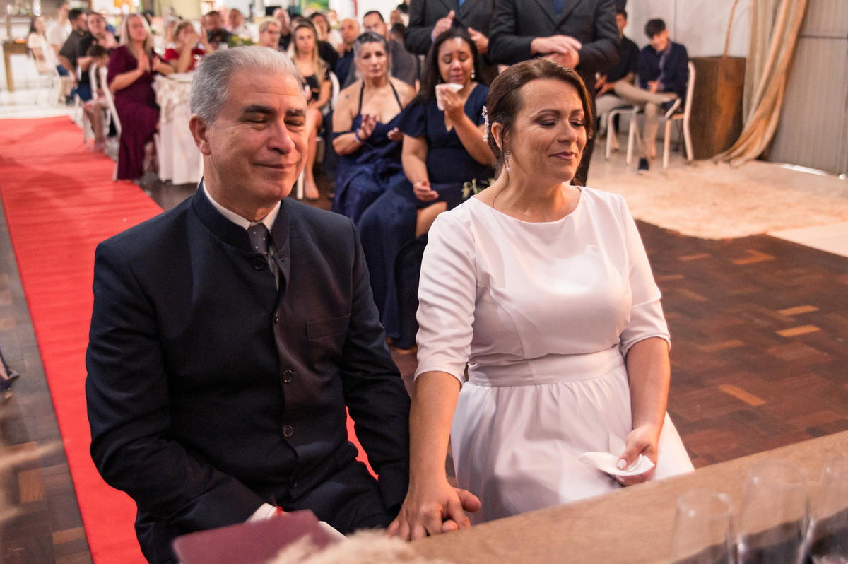 casamento  - casal emocionado com homenagem das filhas 