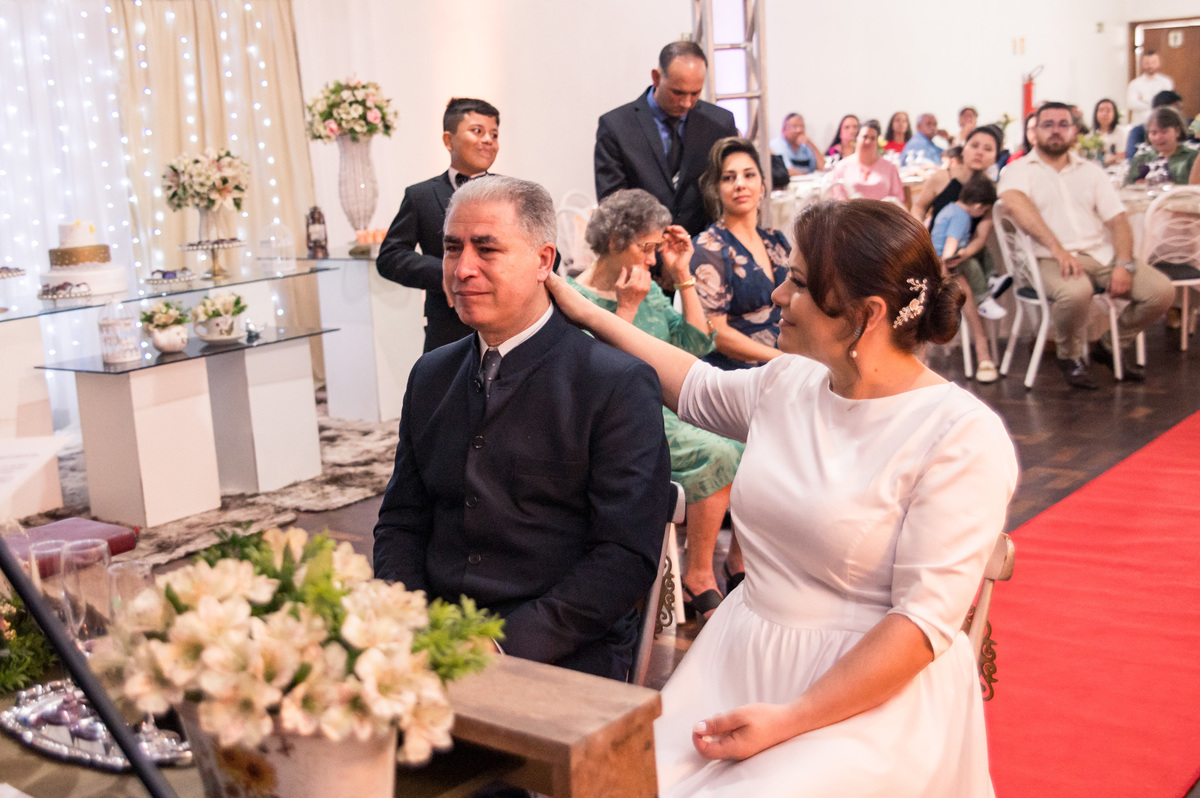 casamento - - noiva fazendo carinho no noivo