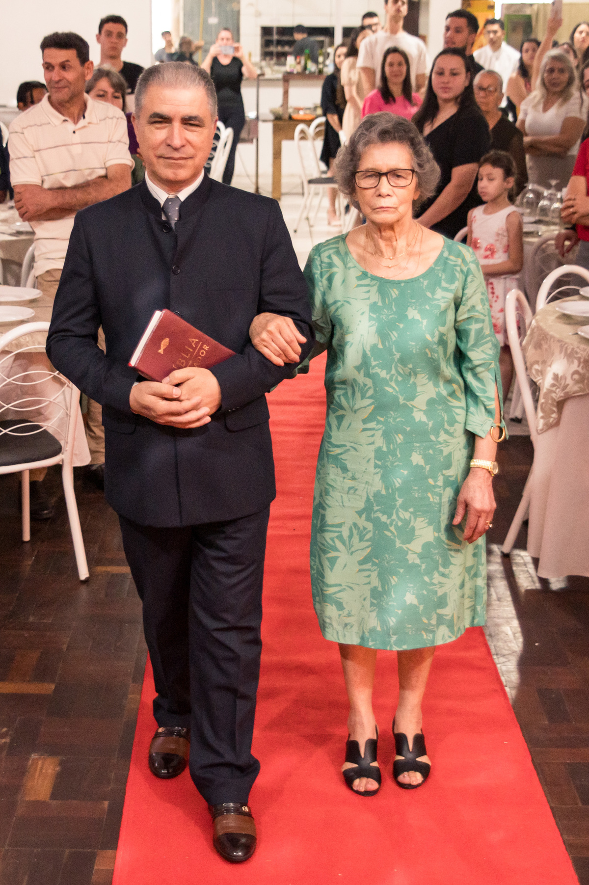 casamento - noivo chegando com a mãe