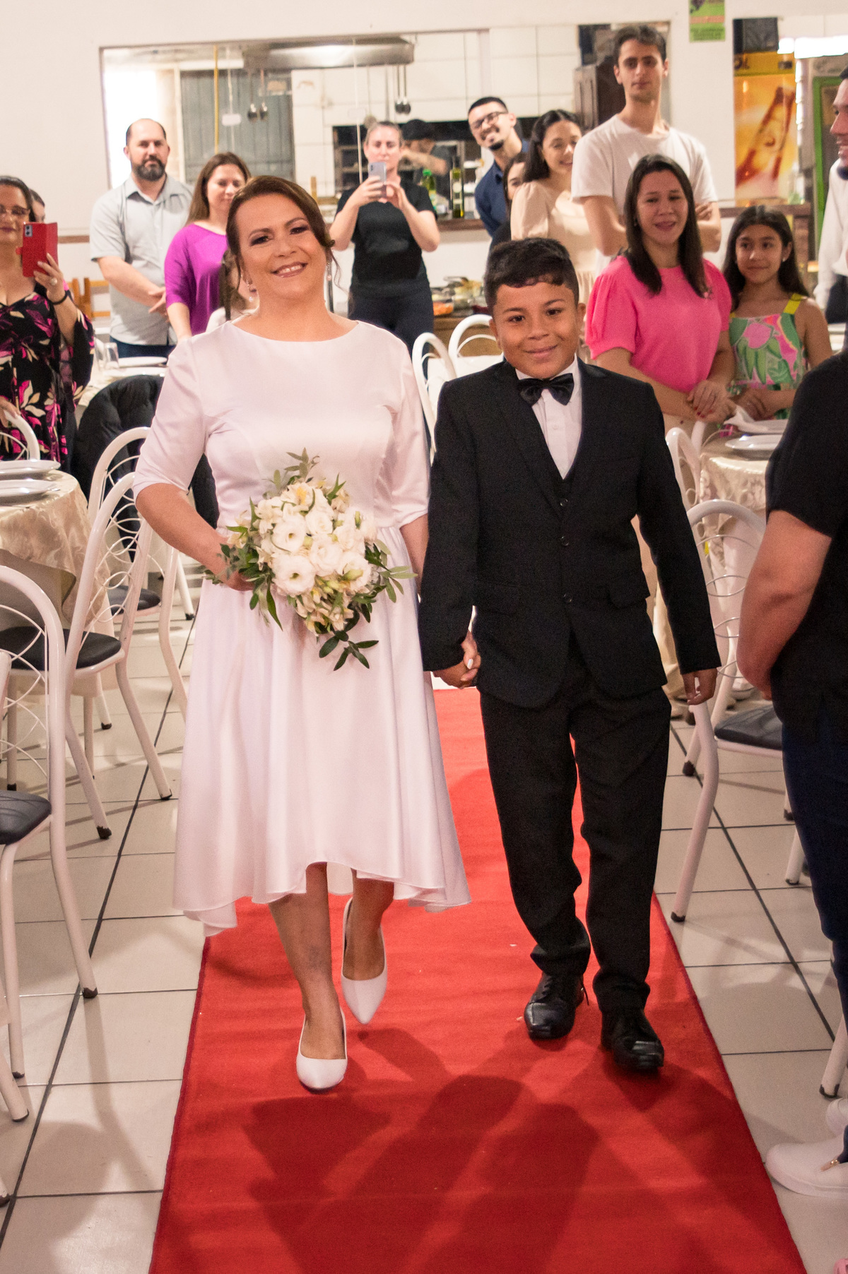 casamento - noiva chegando com o filho