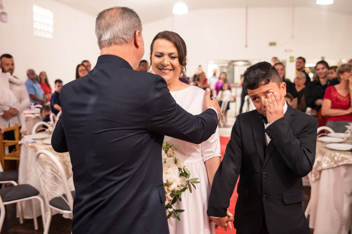 casamento - noiva chegando com muita emoção