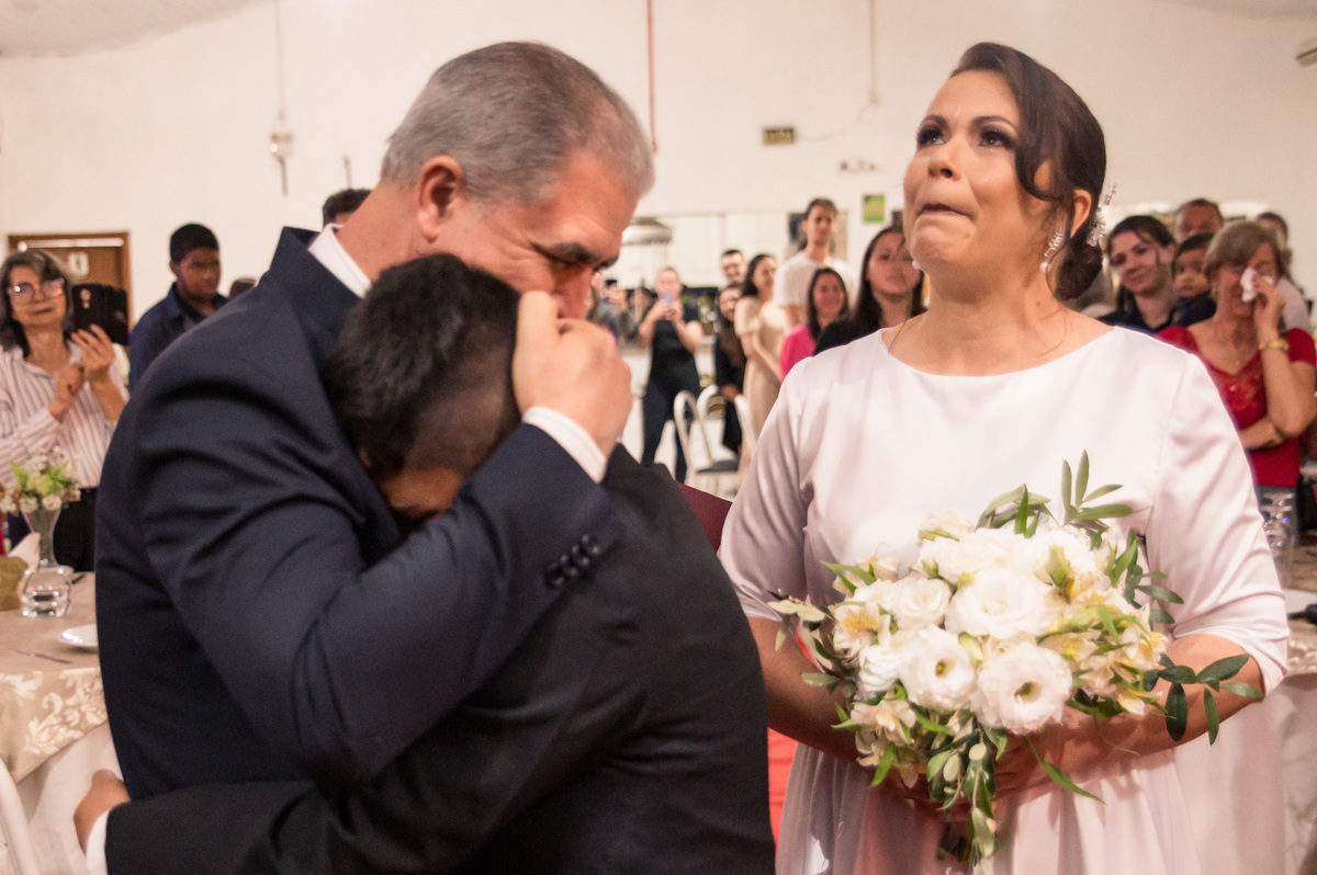 casamento - noiva chegando com muita emoção